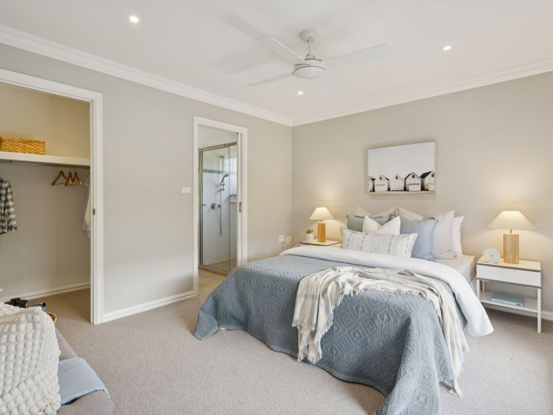 Spacious, light-filled 2br unit with bay windows & garden views