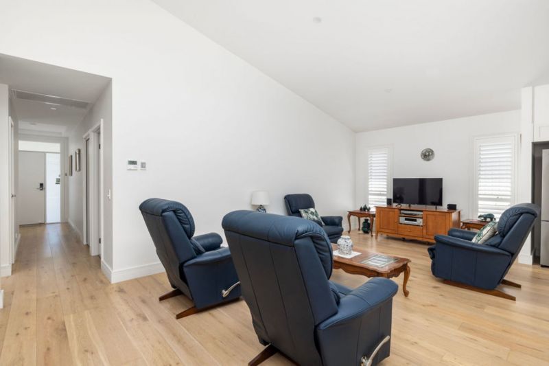 Elegant Three-Bedroom Retreat - Sunlit Alfresco Living