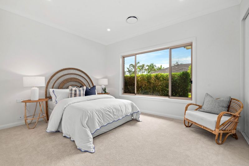 Spacious villa with double lock up garage