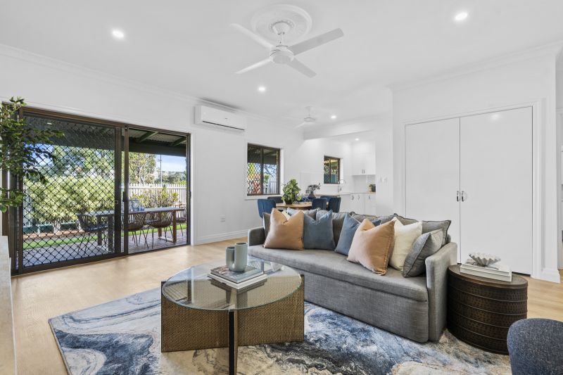 Open-plan two-bedroom villa close to amenities