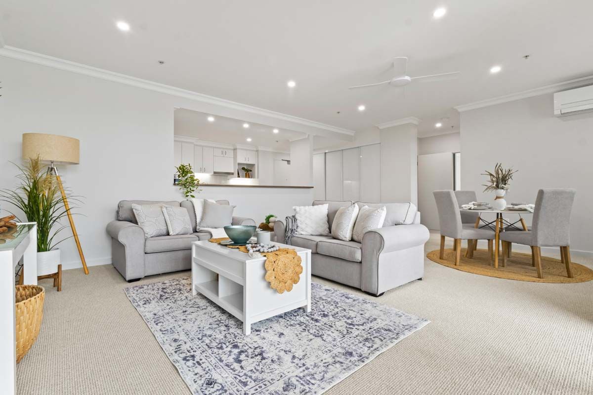 Spacious sunlit 2 Bedroom Unit With 2 Balconies