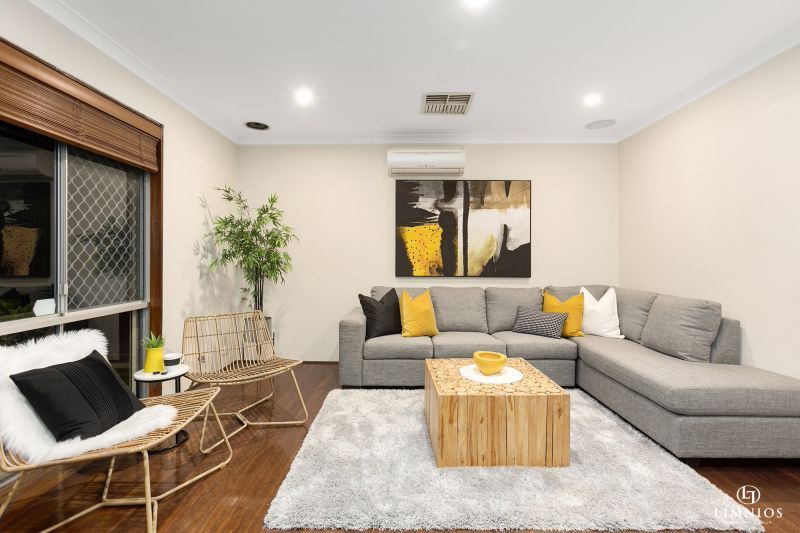 Spacious end villa with massive yard!