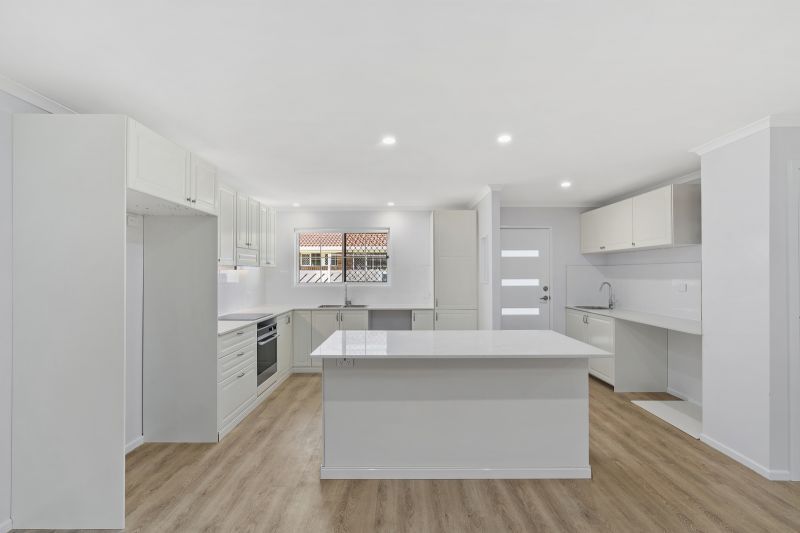 Beautiful two-bedroom, 1 bathroom villa with sunroom.