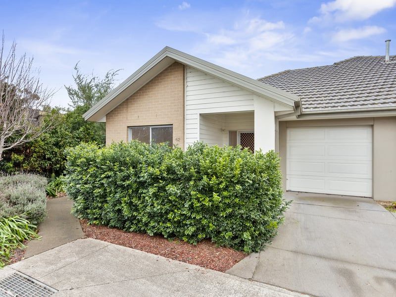Bright, Stylish Home with Lovely Garden Outlook
