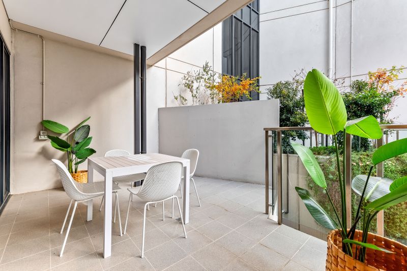 Spacious one-bedroom with tranquil courtyard garden views