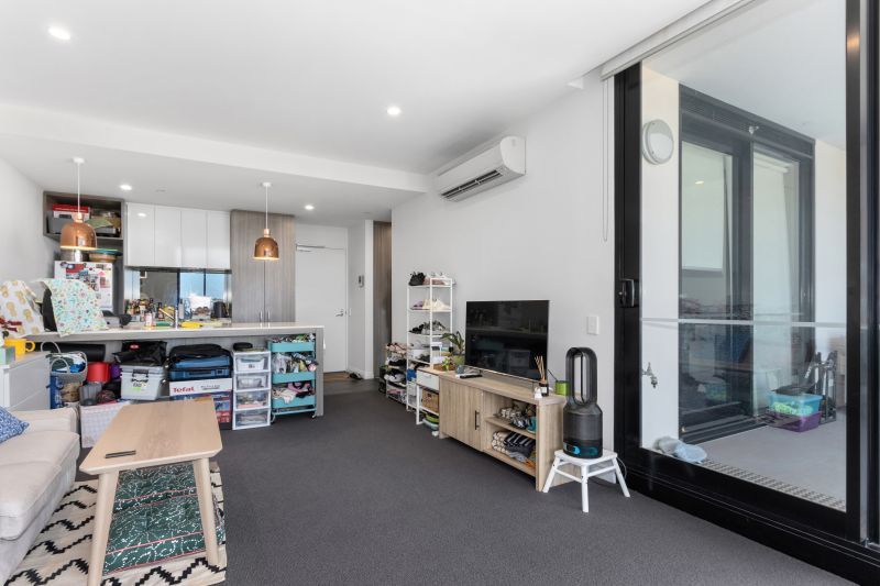 Contemporary and Stylish Living, Central Location!