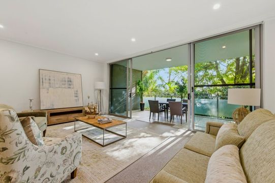 Elegant Apartment, Lush Surrounds