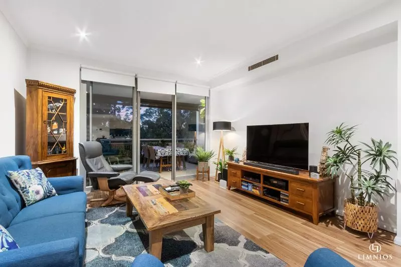 Oversize apartment with park views!