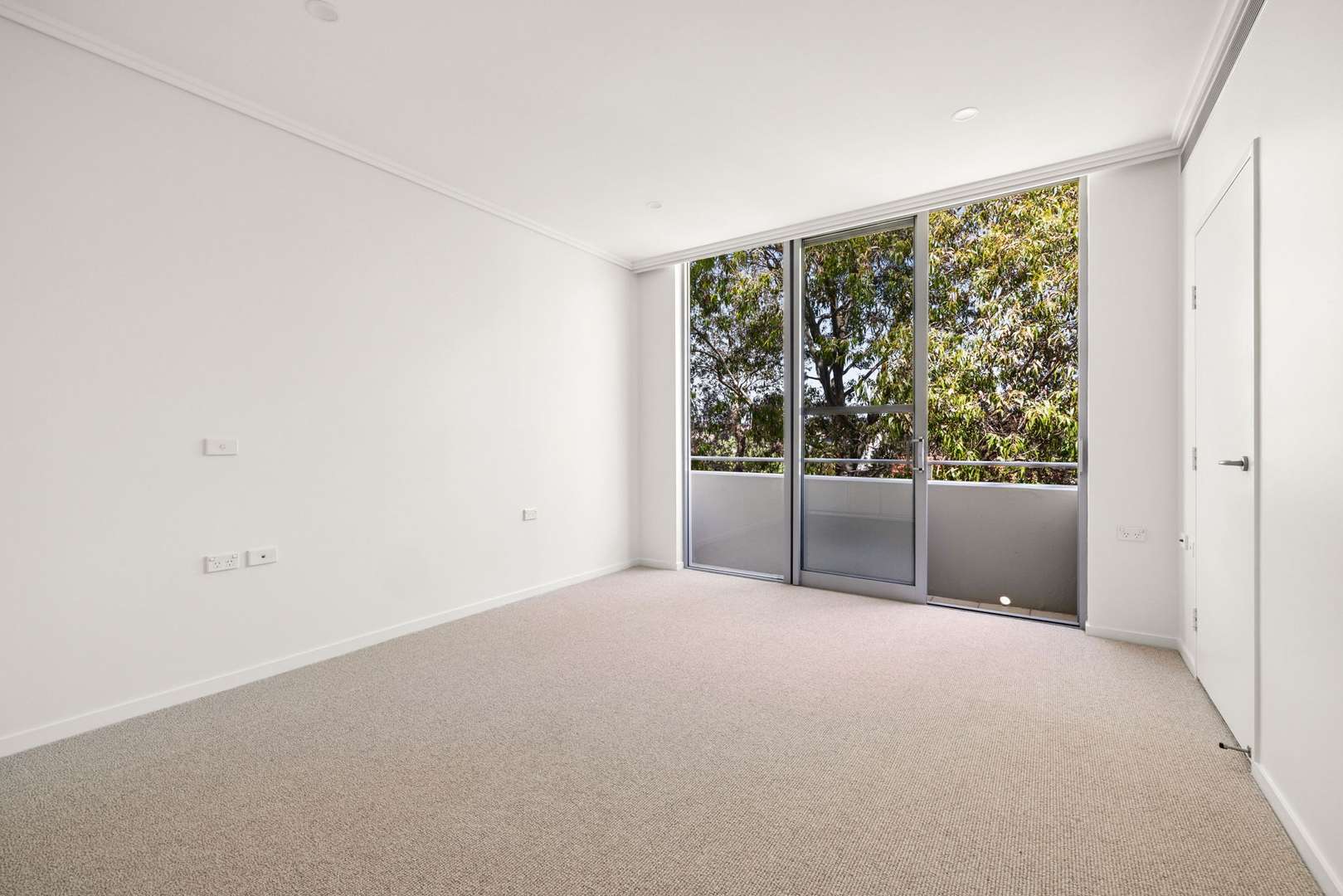 Newly Refurbished House-Sized Apartment In The Residences 