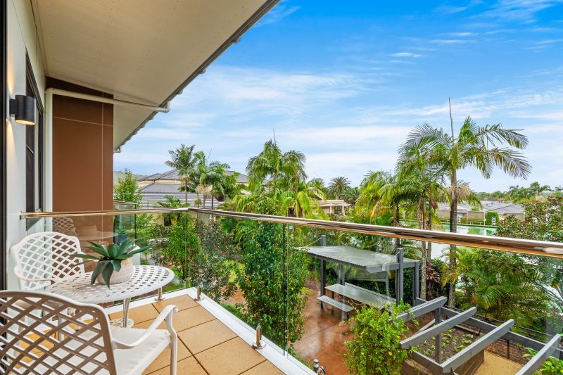 North facing apartment overlooking the bowling green