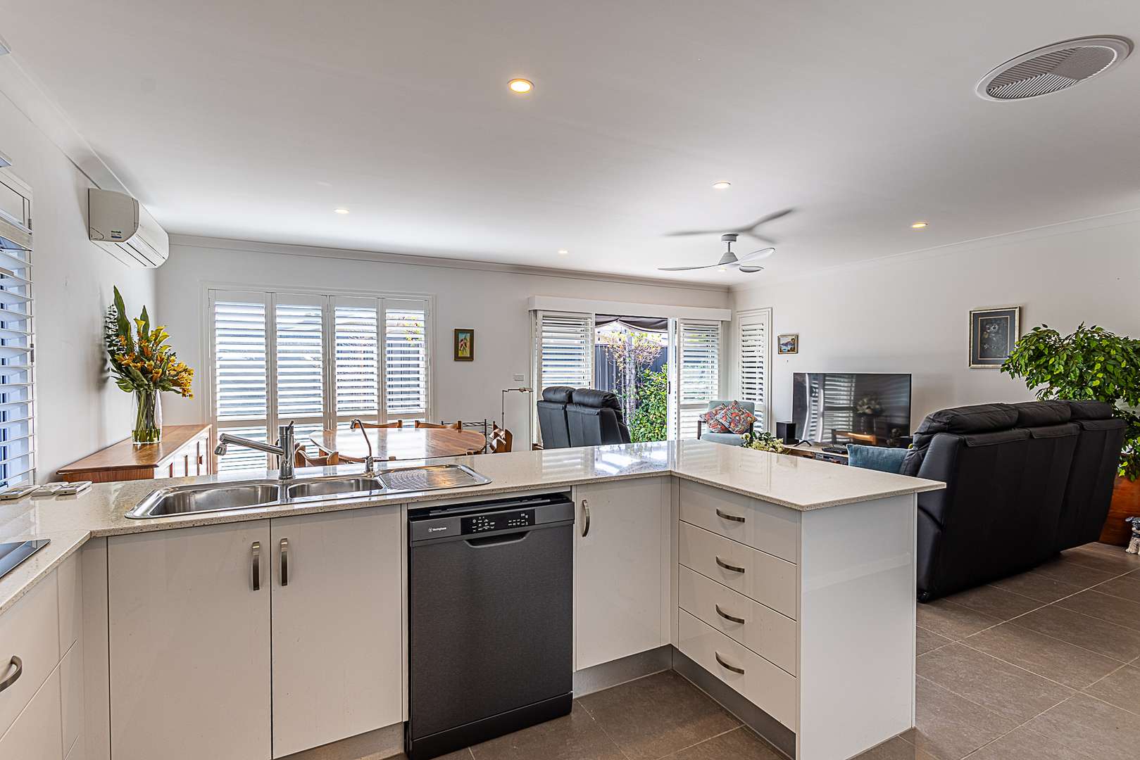 Palm Lake Resort Fern Bay - Beautifull home with a wow factor