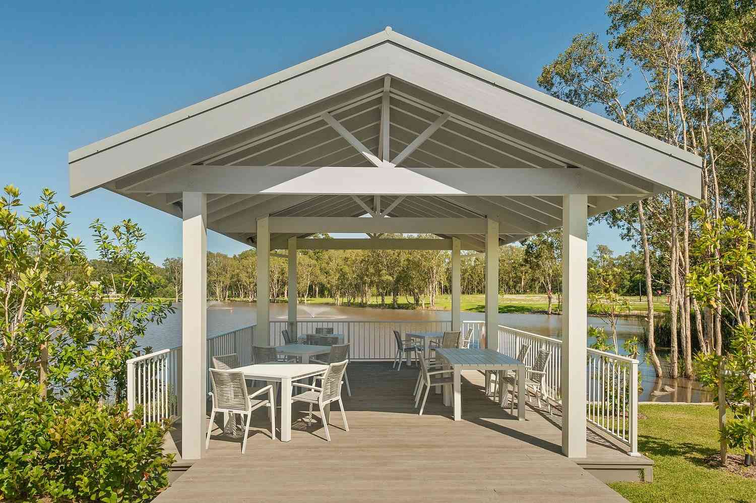 Elegant Three-Bedroom Retreat - Sunlit Alfresco Living