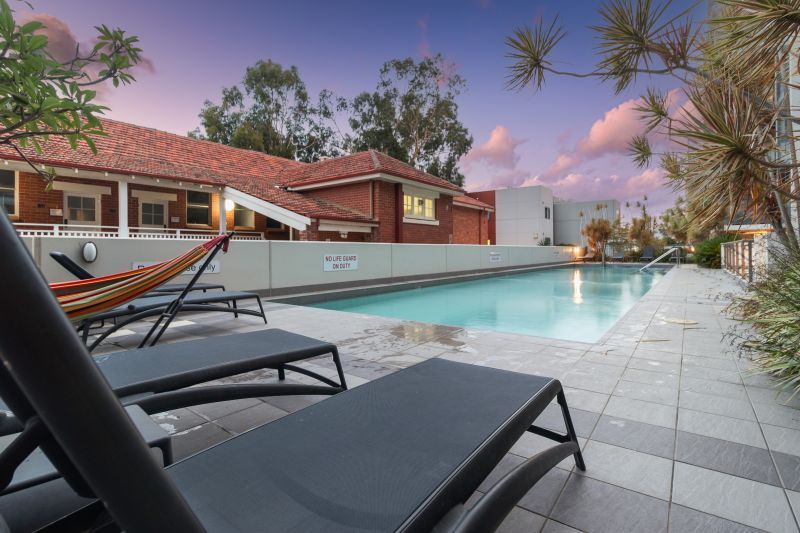 Top Floor Apartment With Views!