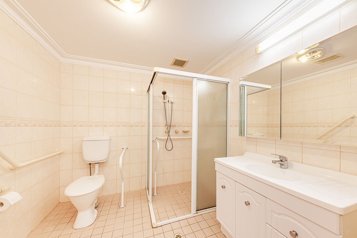 Spacious 1 bedroom Apartment with an Extended Balcony and Garden Outlook