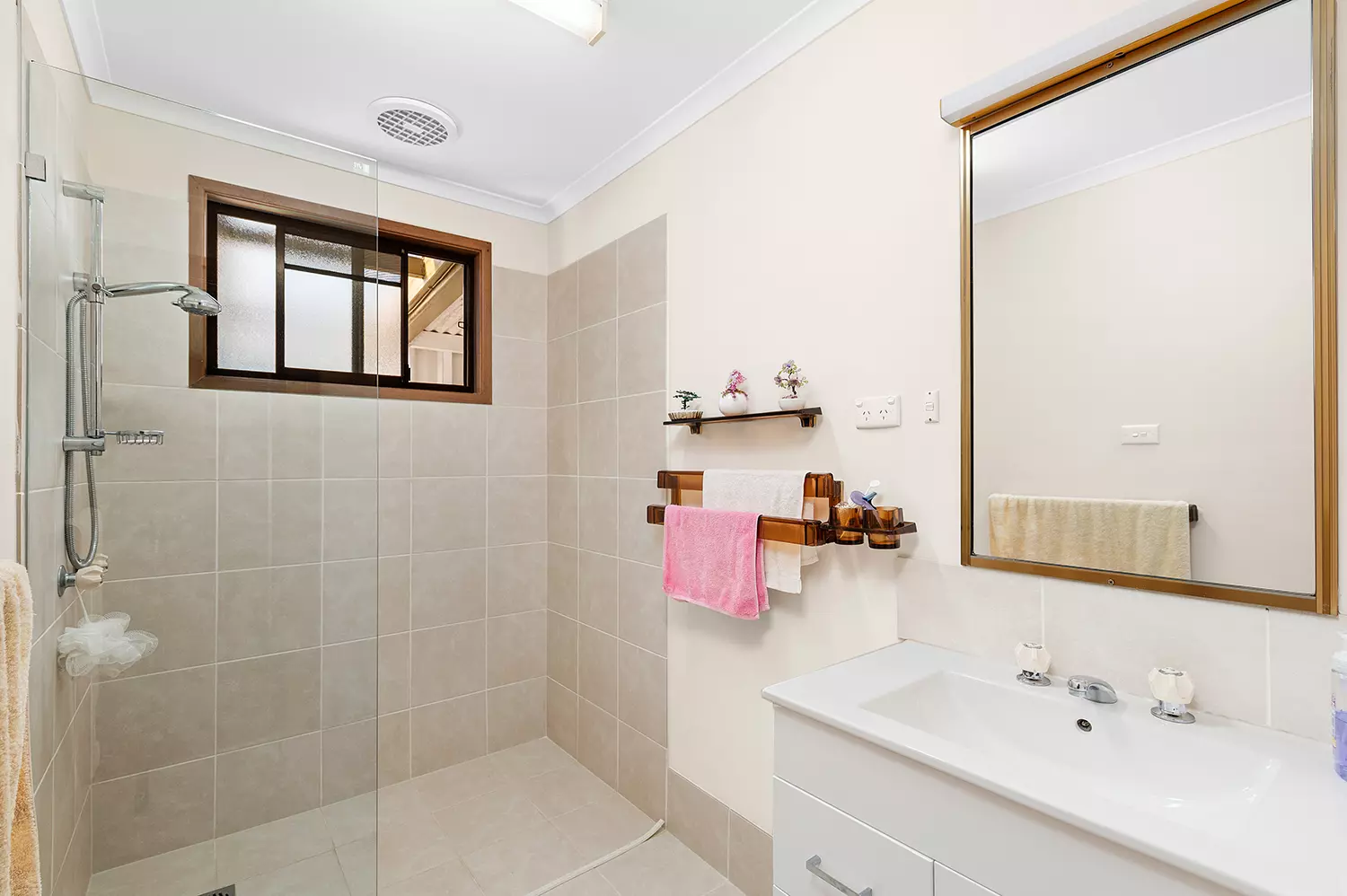 UNDER CONTRACT - Perfect Presentation - Huge Rooms, feel the space - Flex Floor Plan - Park 2 Cars