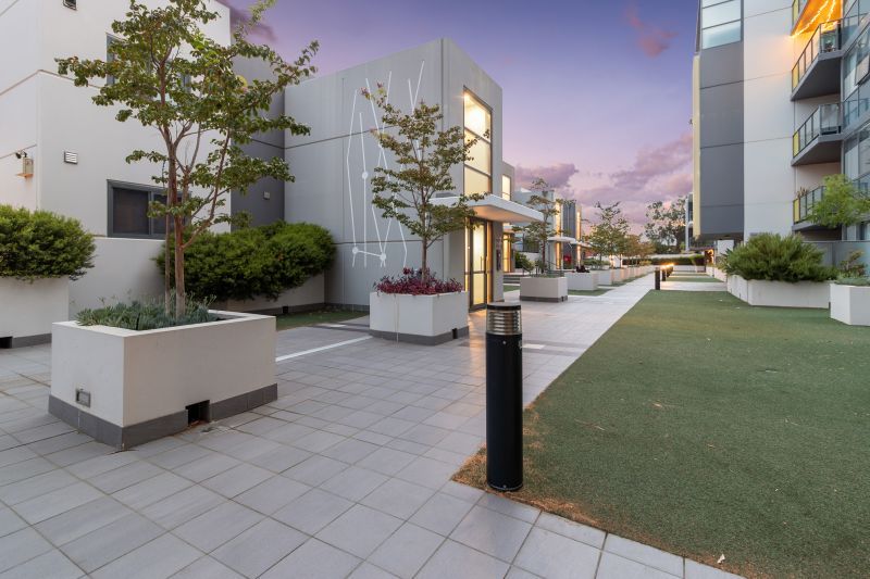 Top Floor Apartment With Views!