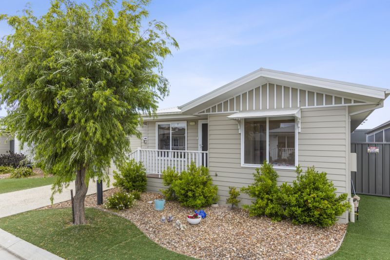 Spacious Modern Home with Entertainer's Deck