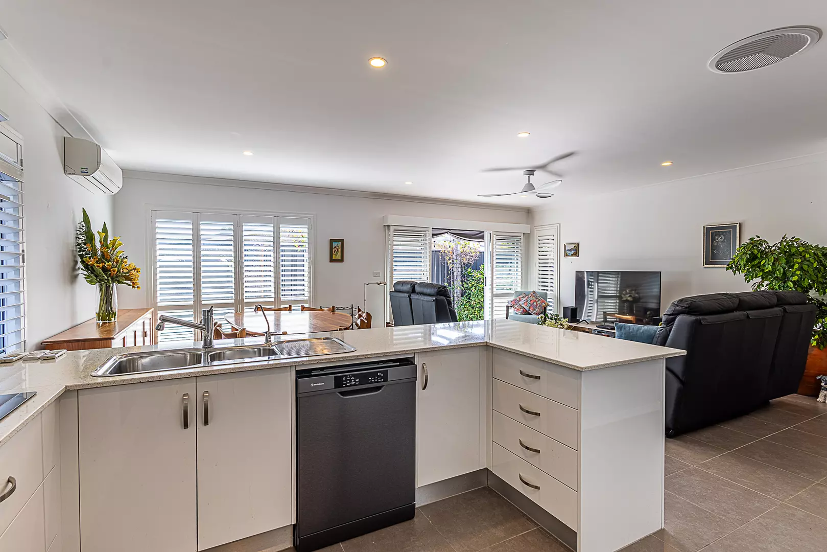 Palm Lake Resort Fern Bay - Beautifull home with a wow factor