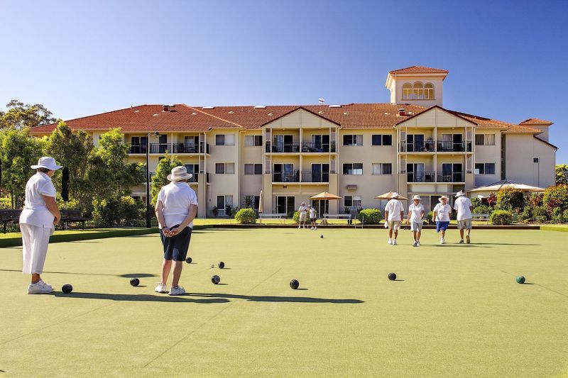 Overlooking the beautiful bowls green, community & surrounds