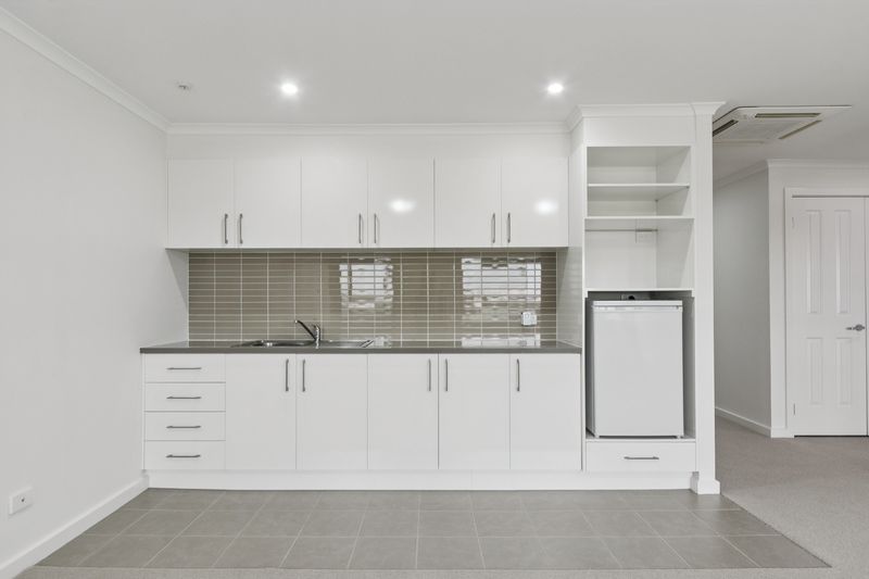 Light-Filled Serviced Apartment with Leafy Views