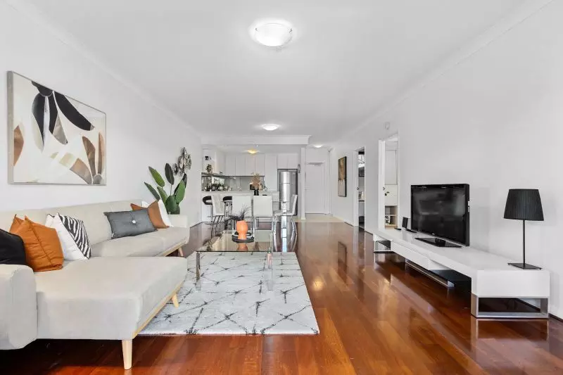 Light & Bright Living, Refurbished... See it to Believe it!!