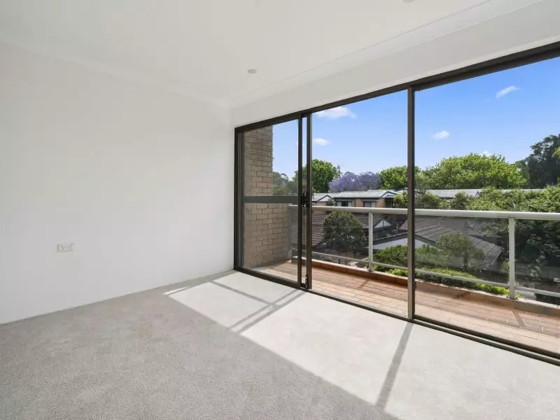 Beautifully updated unit in prime 'top of the village' location