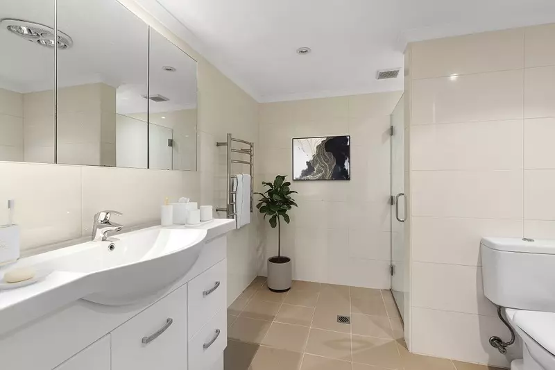 Elegant, open plan unit featuring a sunny north facing terrace