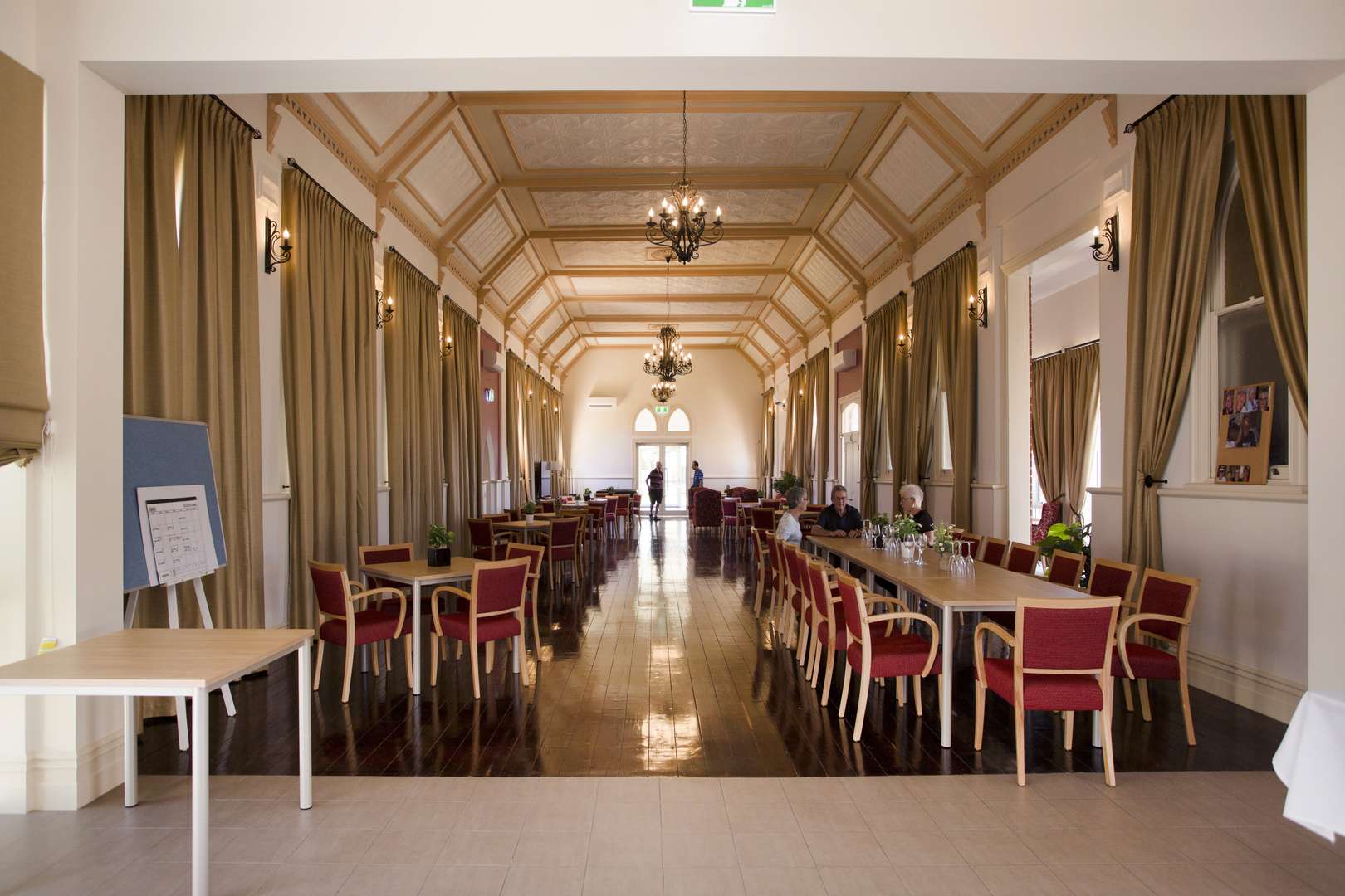 Close to the beach, city, airport and shopping precincts