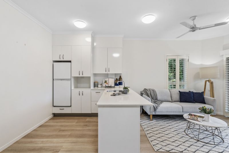 Conveniently located one-bedroom apartment with lovely view