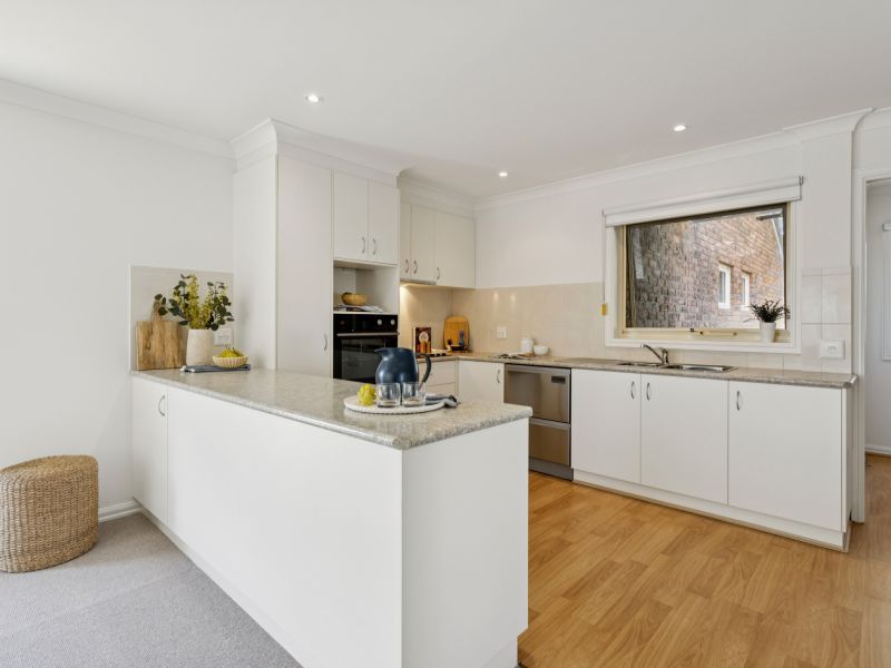 Spacious, light-filled 2br unit with bay windows & garden views