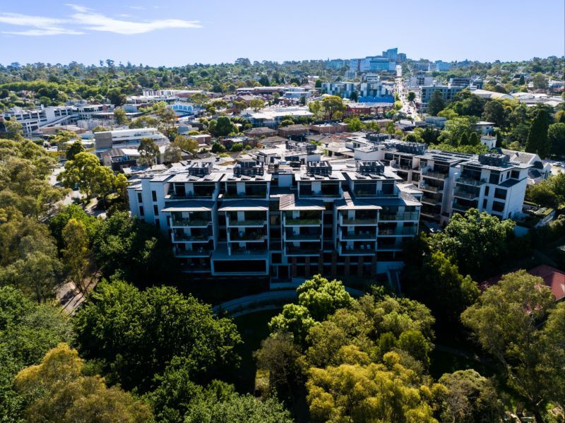 Spacious one-bedroom apartment with stunning garden views overlooking the Yarra River Parklands
