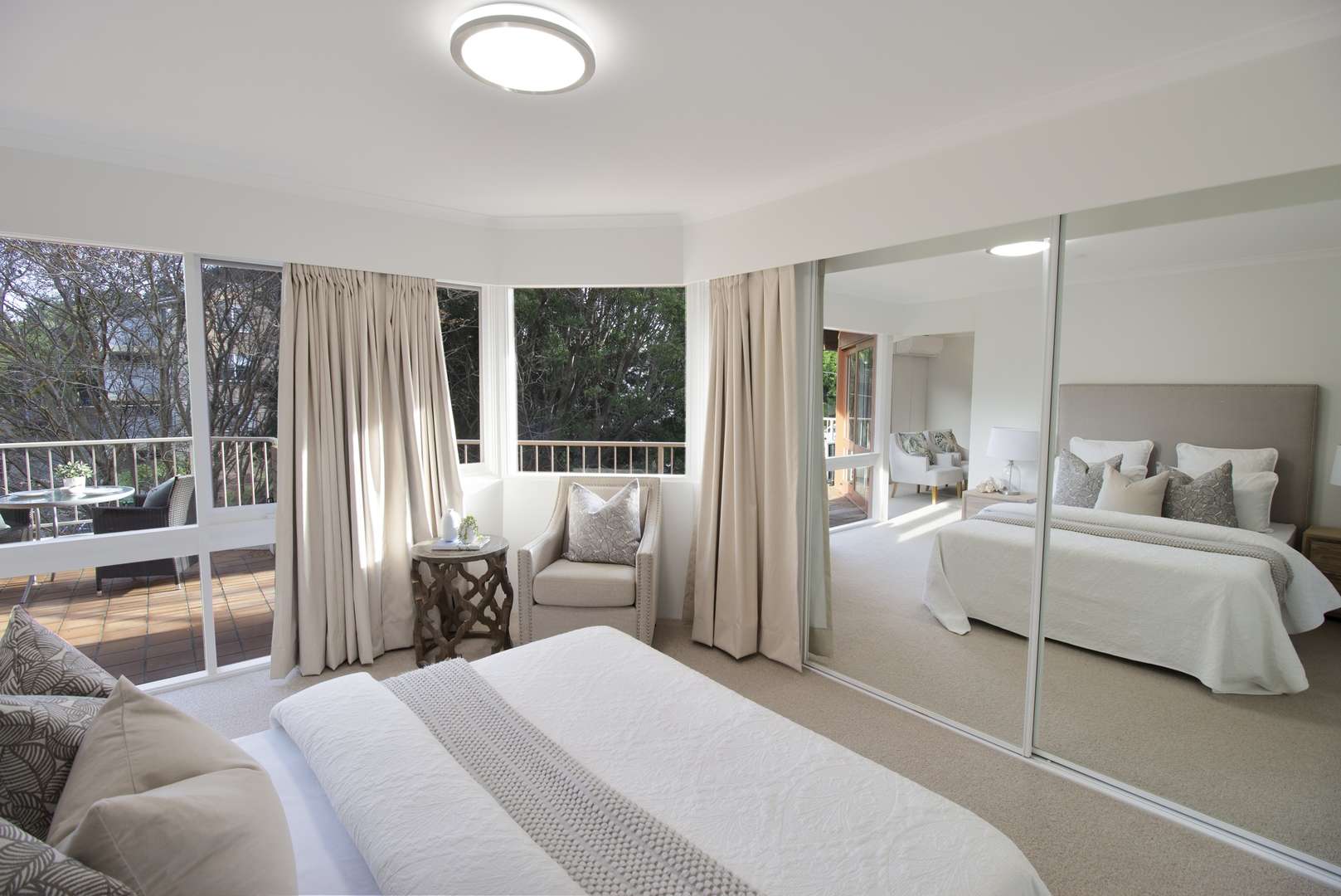 Modern Refurbished Two Bedroom Unit on the Ground Floor Surrounded by Gardens 
