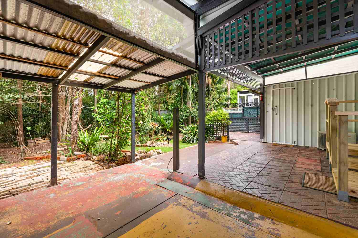 Beautiful Presentation - Bushland Scenery from Back Yard - Quiet Location in Village