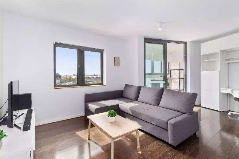 Luxurious Urban Living in Central Location!