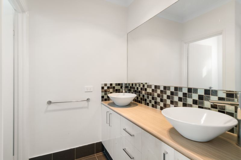 Ticking All Boxes: Location, Modern, Spacious & NO STRATA