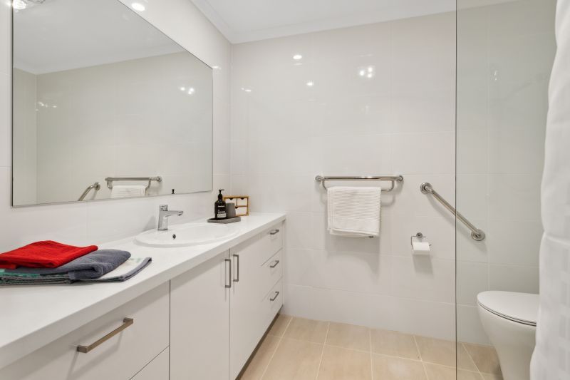 Newly refurbished 2 bedroom unit with spacious lounge area