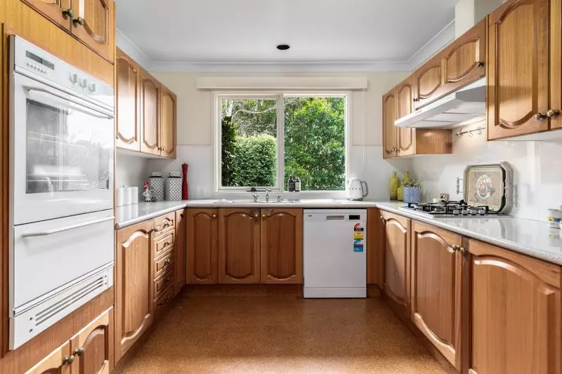 Sun-filled, Freestanding 3 Bedroom Cottage