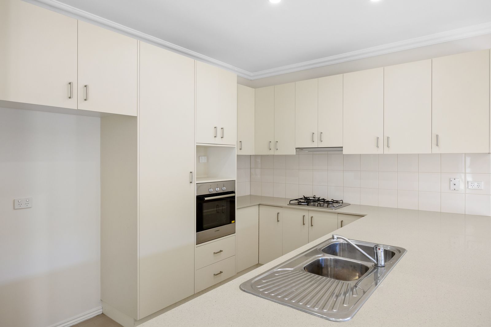 252  Grosvenor Walk, Lilydale.  Freshly Renovated!