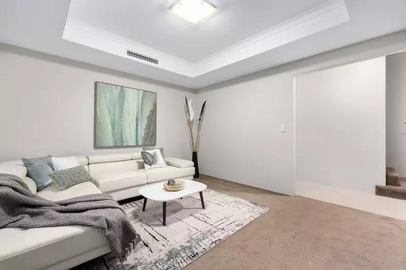 Spacious Riverside Family Retreat!