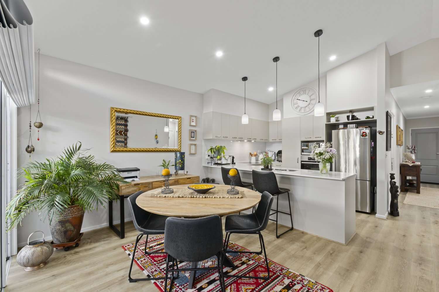 Light-Filled Design Meets Effortless Style