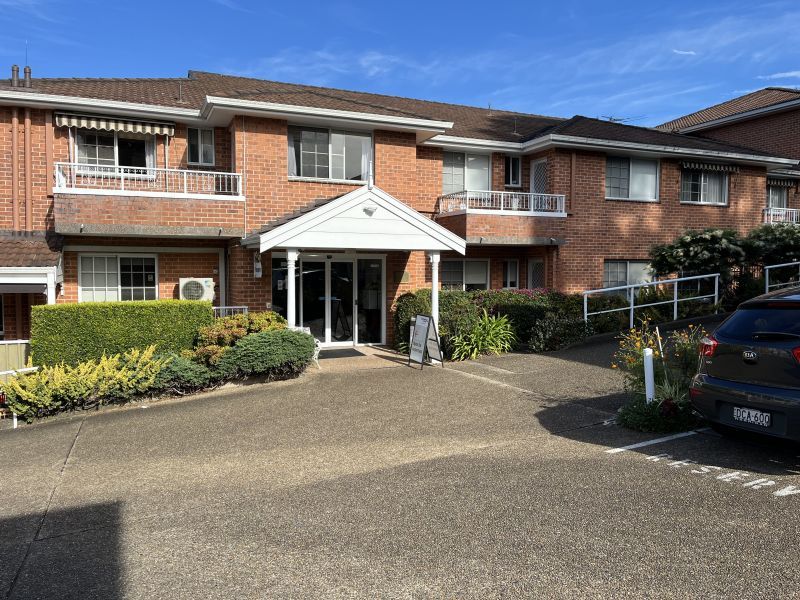 This generously proportioned floorplan offers worry-free, secure retirement living