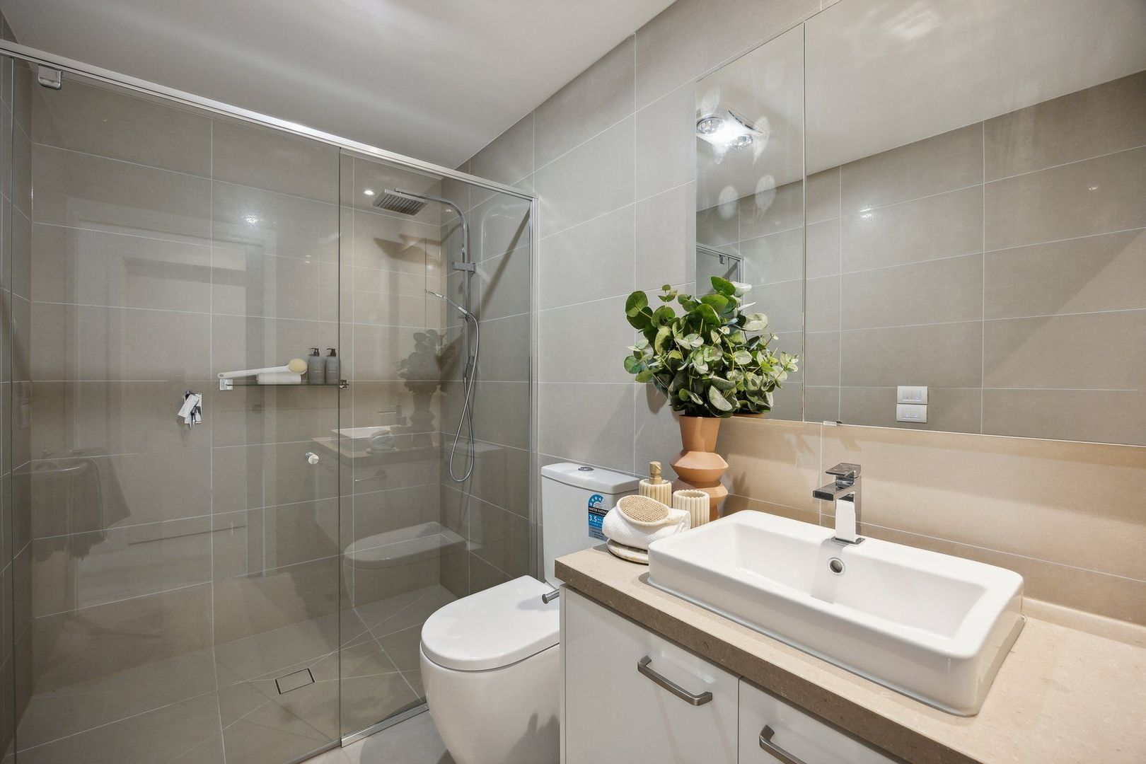 Modern 2-bedroom and study villa with private courtyard