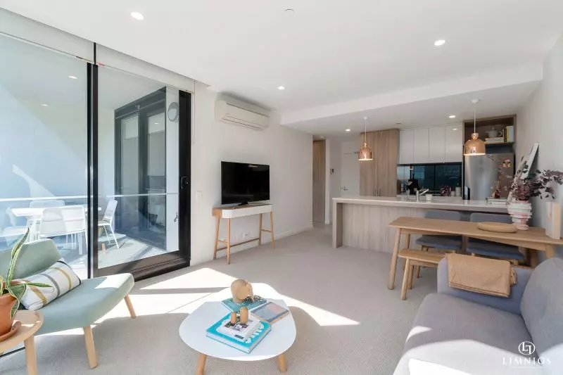 Bright Outlook and Contemporary Stylish Living!