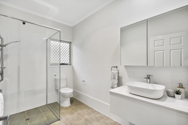 2-bedroom, 2-bathroom villa with attached garage