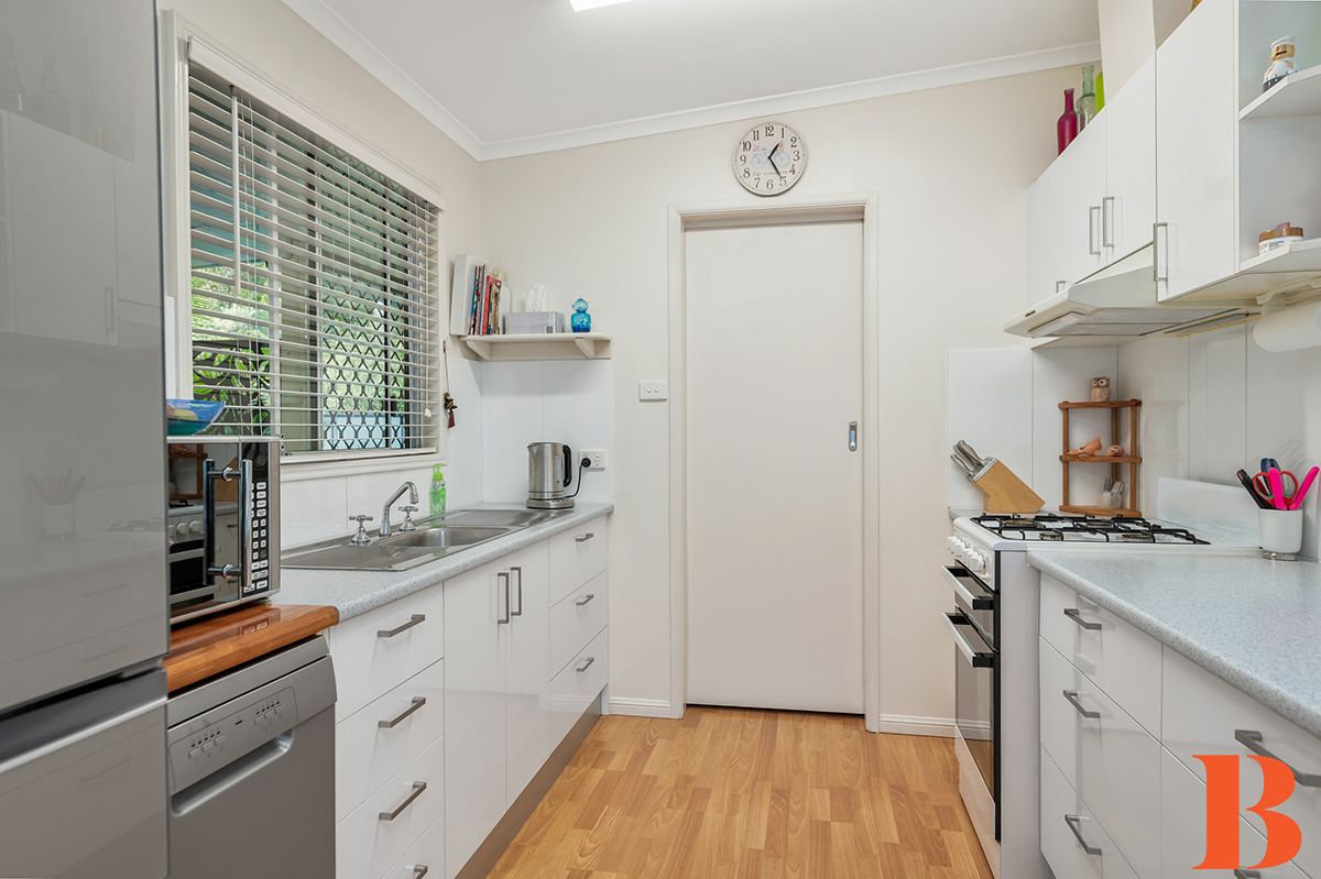 Best at Broadlands - Ultra Private Tranquil Garden - Superbly Spacious Residence - 3 Bedrooms Plus !
