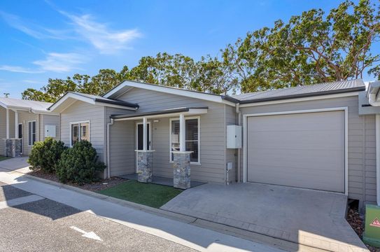Perfect Waterfront Location – Enjoy Scenic Lake Views