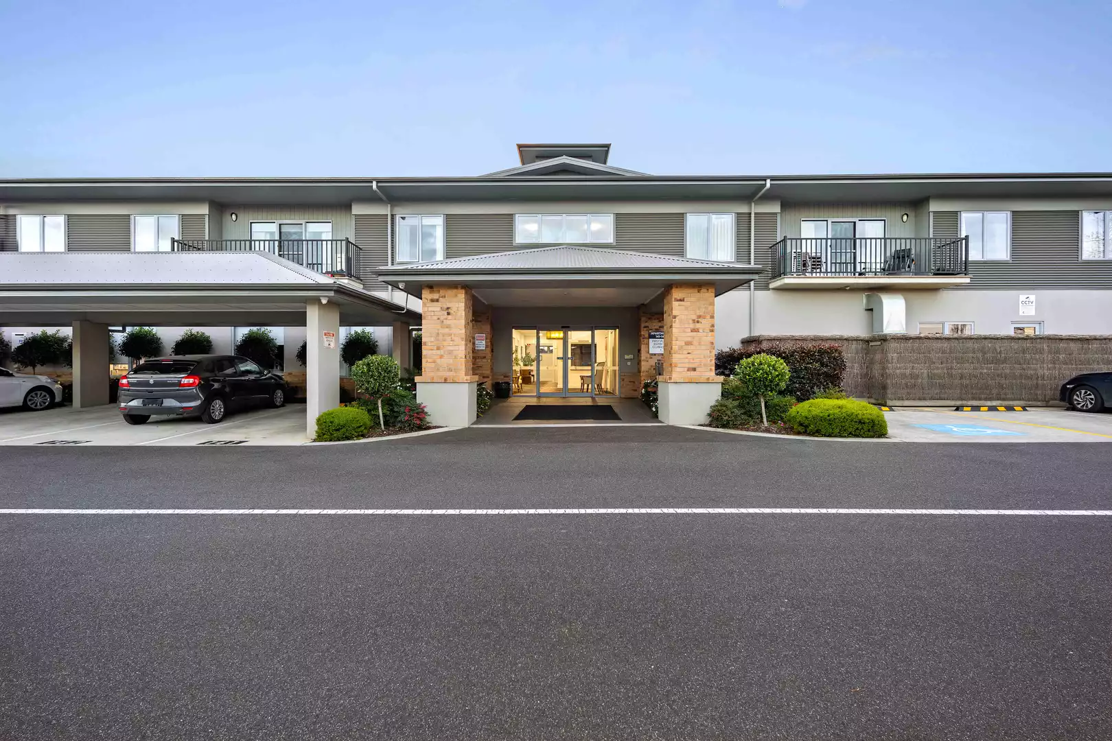 Amazing Village Apartments, in the Heart of the Shopping Hub 