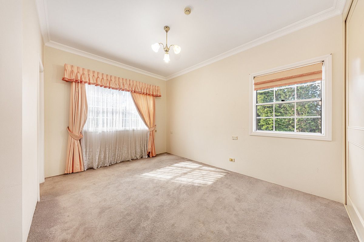 PRIME LOCATION Larger one bedder with added extras