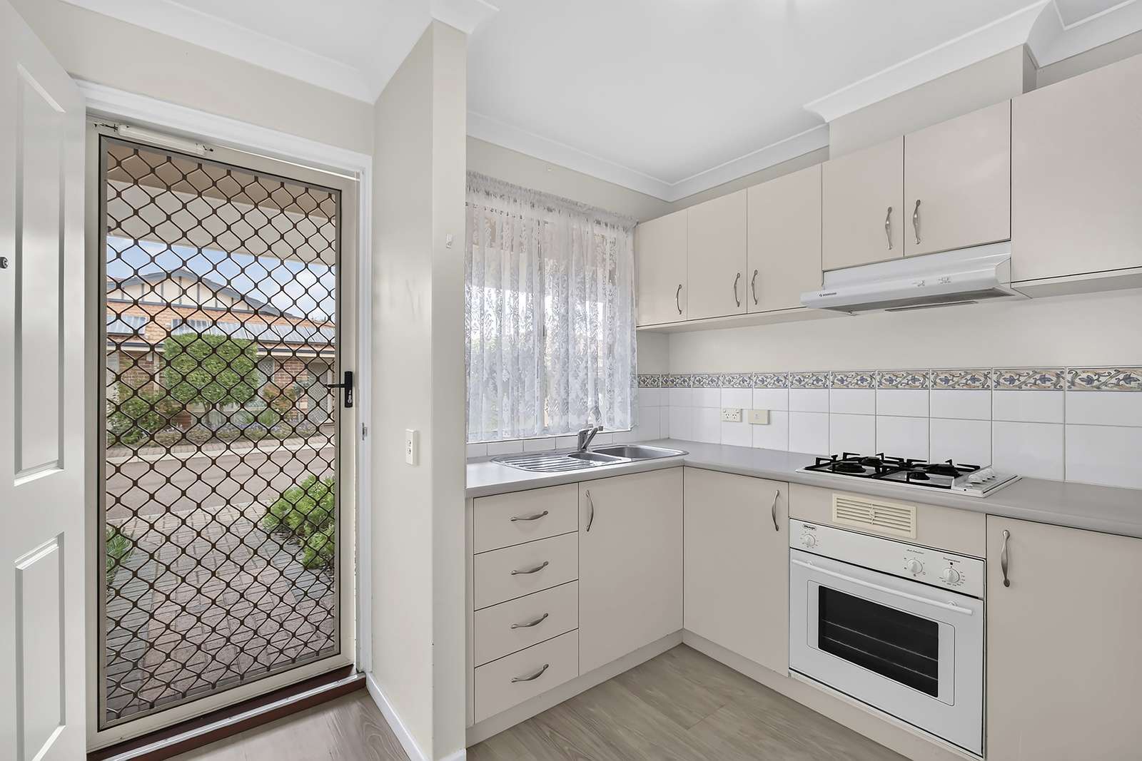 Light and bright villa close to amenities