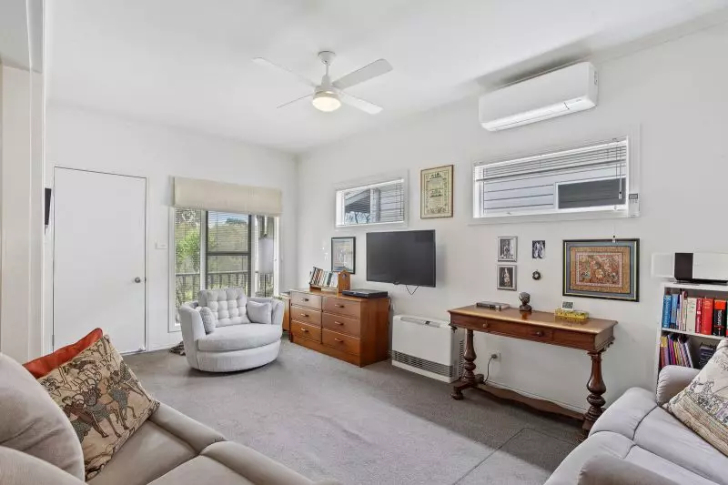 Beautifully presented 2 bedroom home!